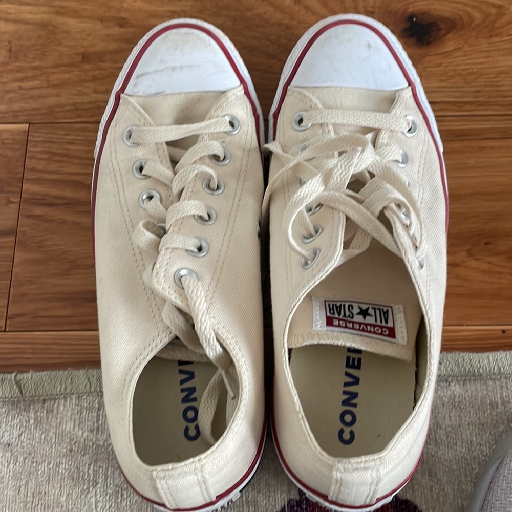 Women’s size 8 Converse shoes.